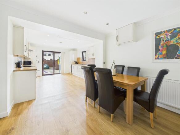 KITCHEN/DINING ROOM