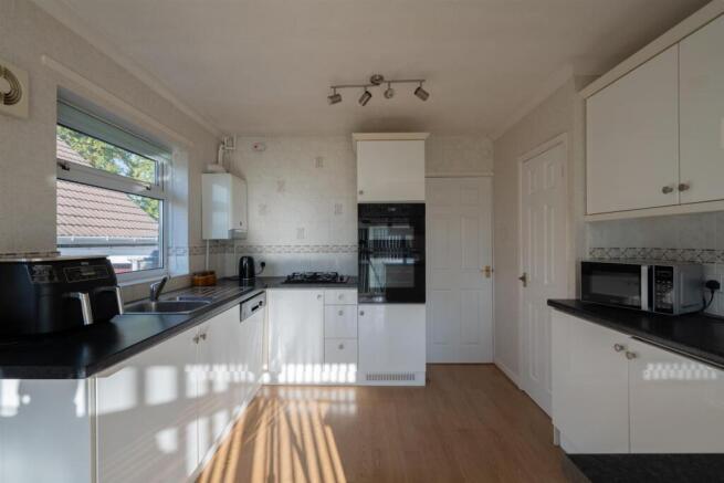 Laburnum Drive, New Inn, Pontypool photo 4