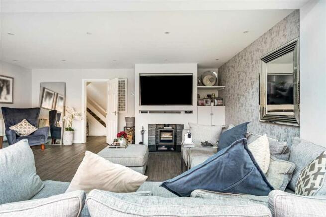 LIVING ROOM / DINING