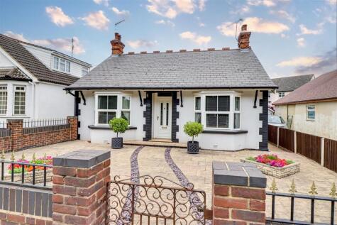 * PARKING AND DETACHED GARAGE * Rayleigh Road, Benfleet