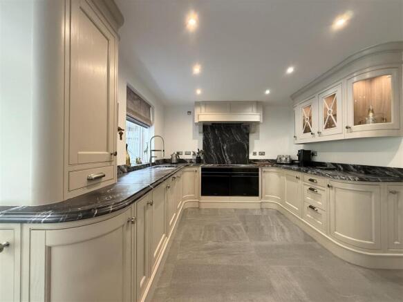 4 bed Detached for sale Image 9