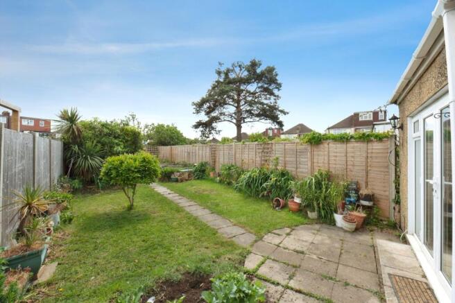 Cedarcroft Road, Chessington, KT9 photo 4