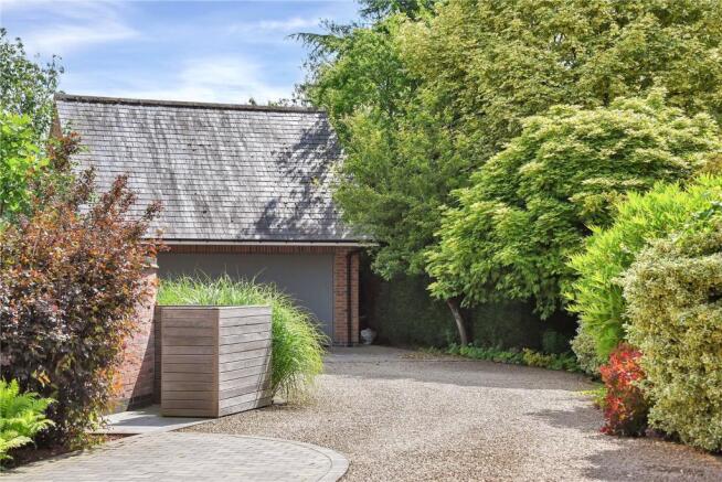 Garage/Driveway
