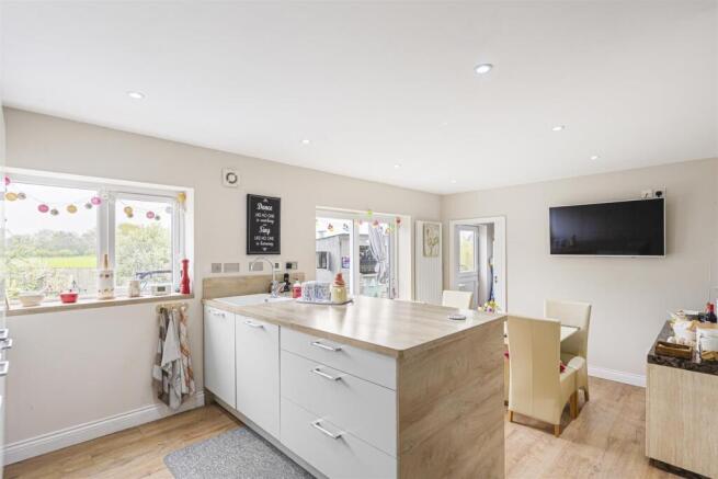4 bed Semi-Detached for sale Image 9