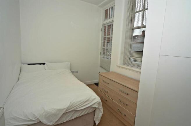 3 bed Apartment to rent Image 8