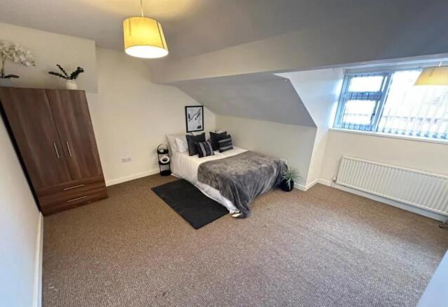 6 bed House to rent Image 4