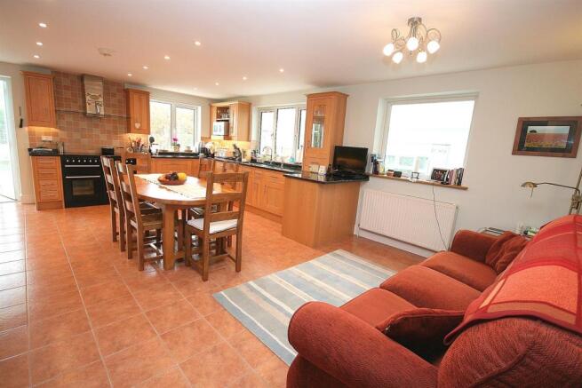 Family Room to Kitchen Breakfast Room