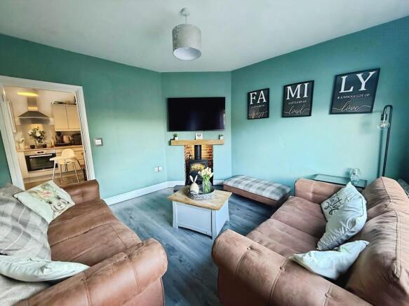 41168930-WhatsApp...