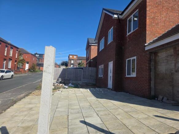 6 bed Detached for sale Image 4