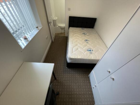 2 bed Flat to rent Image 12