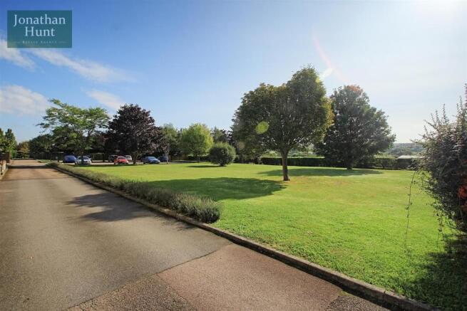 COMMUNAL GROUNDS