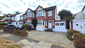 15, Gresham Avenue, Whetstone, London N20 0XJ