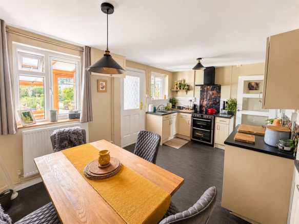 KITCHEN/ DINER