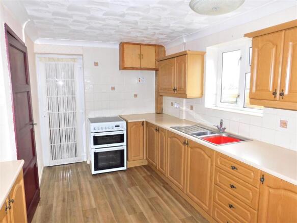 KITCHEN .JPG
