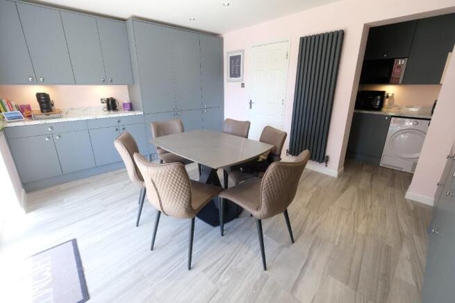 KITCHEN/DINING ROOM