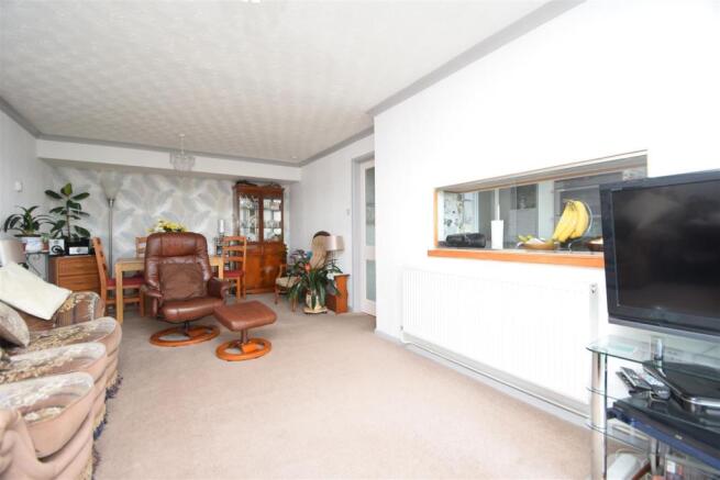 LIVING/DINING AREA