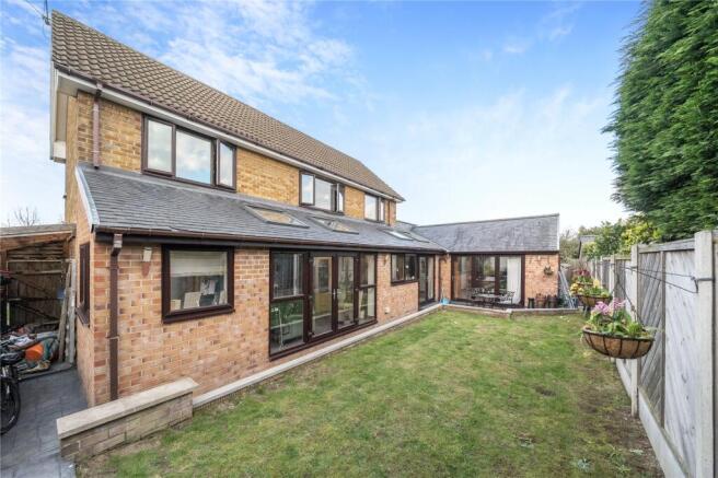5 bed Detached for sale Image 11