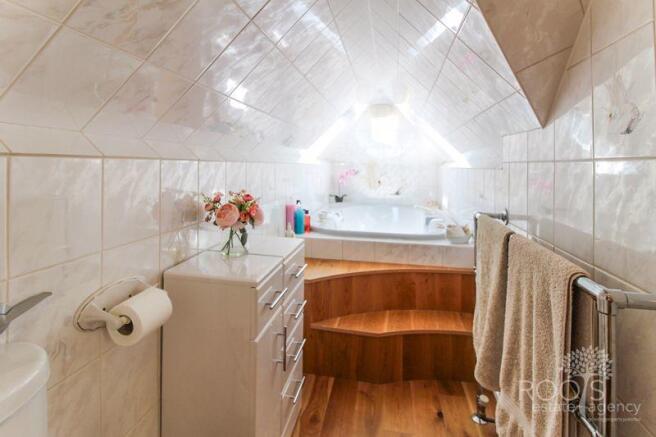 En-suite bathtub