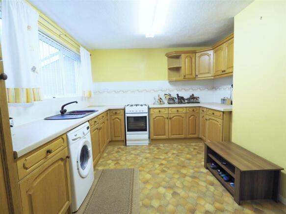 Spacious Dining Kitchen  550