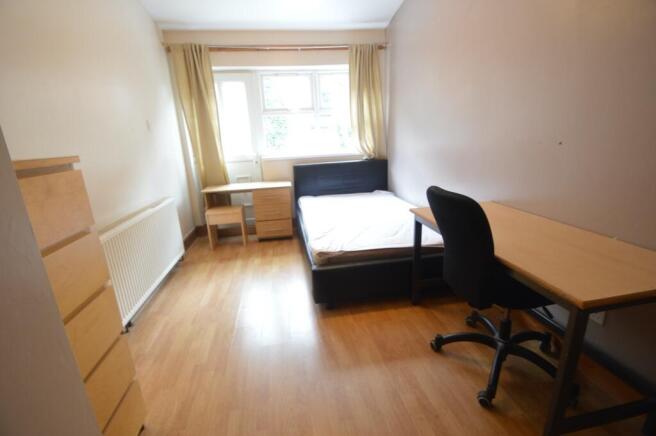 7 bed House to rent Image 6