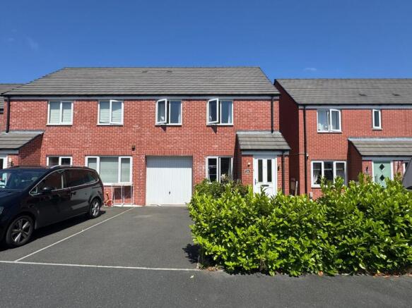 3 bed semi-detached house for sale Topping Green,