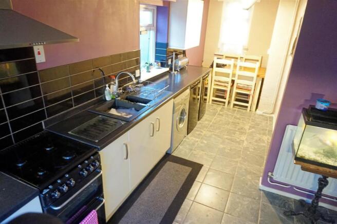 MODERN FITTED KITCHE