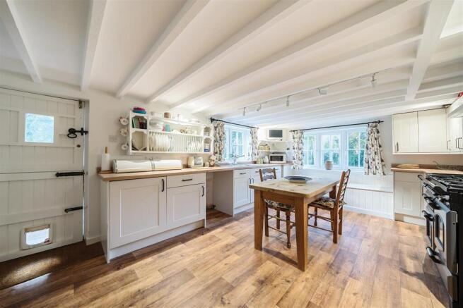 Hse Kitchen (05).jpg