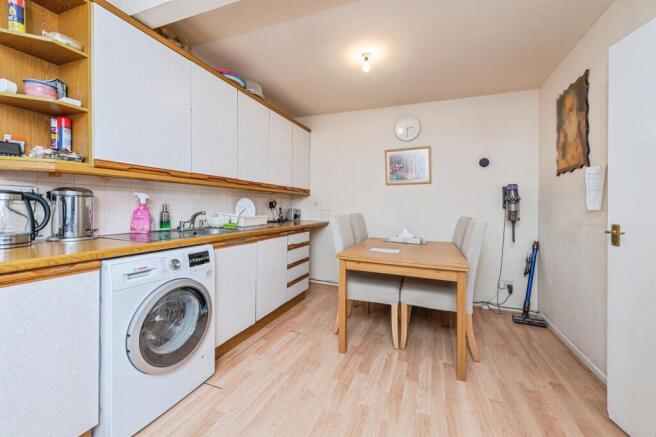 4 bed Semi-Detached for sale Image 4