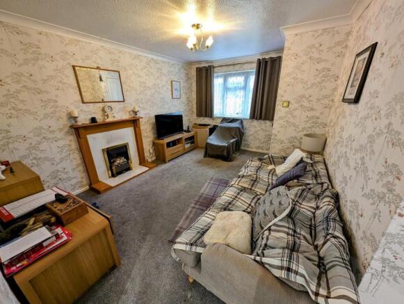 37 Cheshire Close lounge 2.jpg
