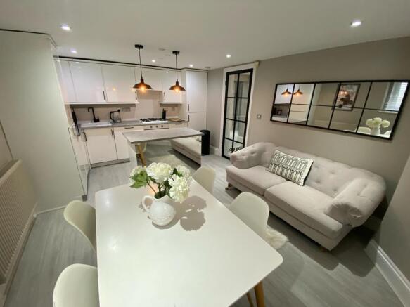 4 bed terraced house to rent Cranford Cl, London