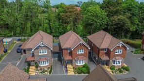 6, Longheath, Haywards Heath RH16 4FL