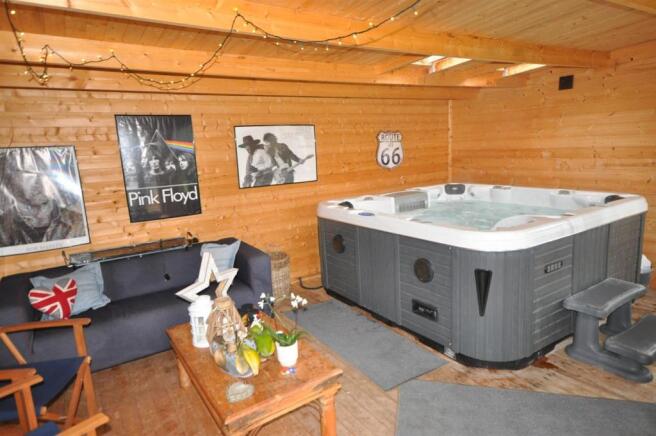 Kabin with Hot tub.JPG