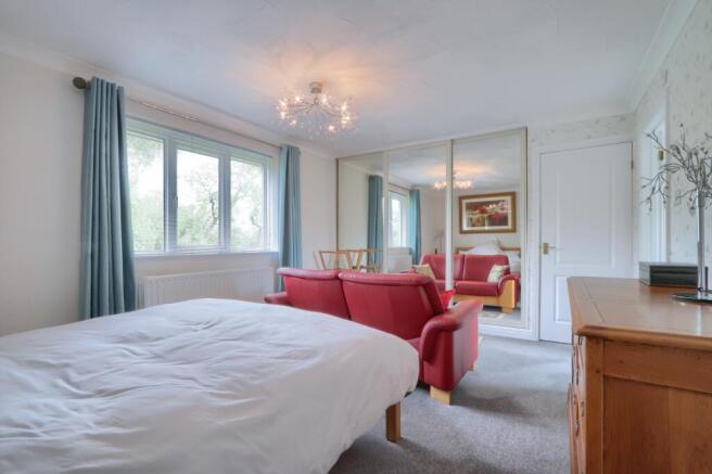 5 bed Detached for sale Image 11