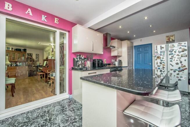 4 bed Detached for sale Image 7