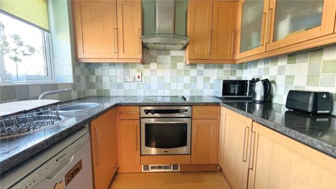 Seymour Way, Sunbury-on-Thames, Surrey, TW16 photo 4