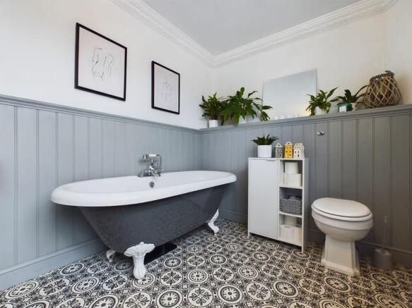 Freestanding bath