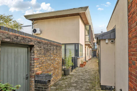 Elmgrove Mews, Weybridge, KT13