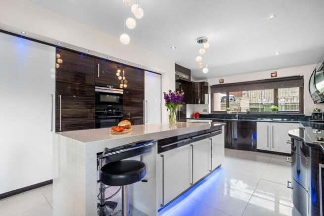 5 bed Detached for sale Image 4