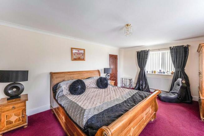 5 bed Detached for sale Image 8