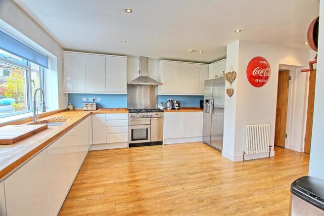KITCHEN/BREAKFAST ROOM