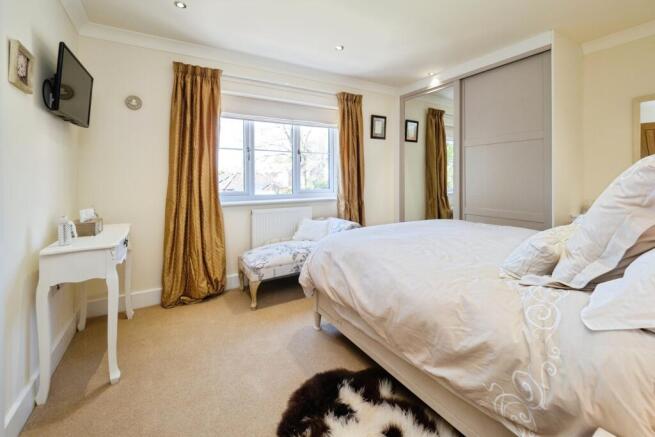 4 bed Detached for sale Image 11