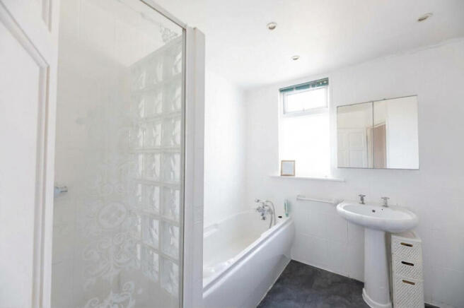 St. Andrews Road, Southend-on-sea, SS3 9 photo 4