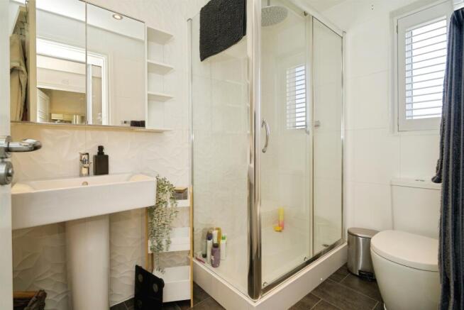 5 bed Detached for sale Image 11