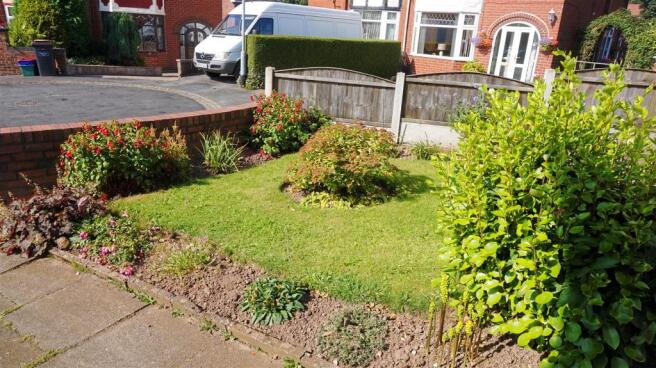 ENCLOSED REAR GARDEN