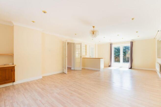 6 bed Detached for sale Image 10