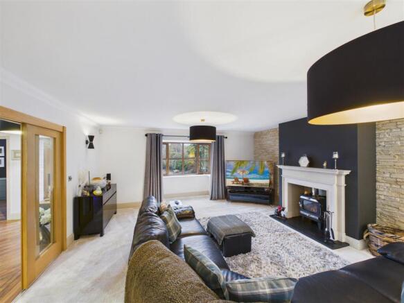 5 bed Detached for sale Image 4