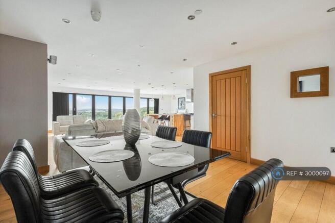 6 bed Detached to rent Image 4