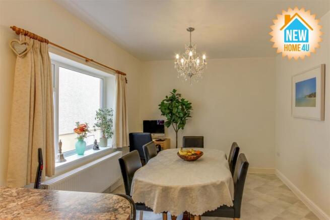 KITCHEN / DINING ROOM: