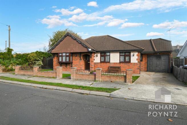 3-bed detached on No chain - Margraten Avenue, Canvey Island, £425,000