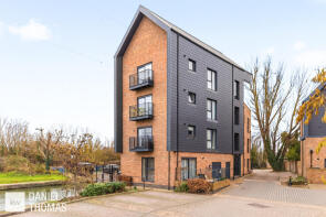 55, Quayside Court, Hazlemere Marina, Waltham Abbey EN9 1FJ